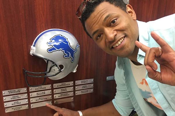 Will Matthews pointing to plaque in front of lions helmet