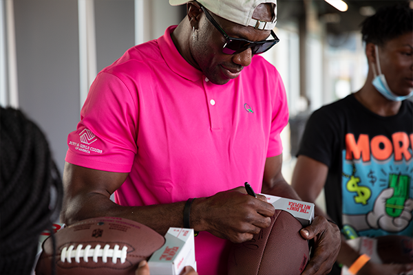 Image athlete signing a football